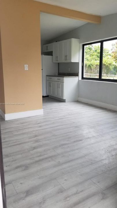 For Rent: $2,600 (3 beds, 2 baths, 937 Square Feet)