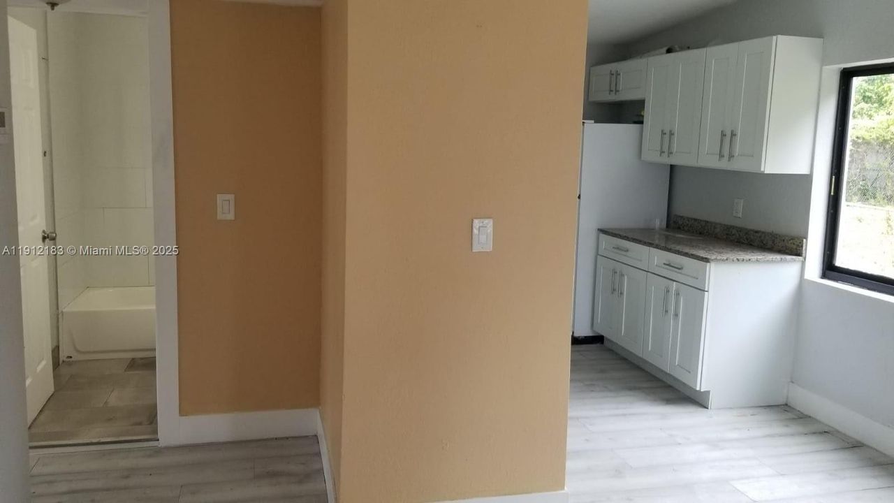 For Rent: $2,600 (3 beds, 2 baths, 937 Square Feet)