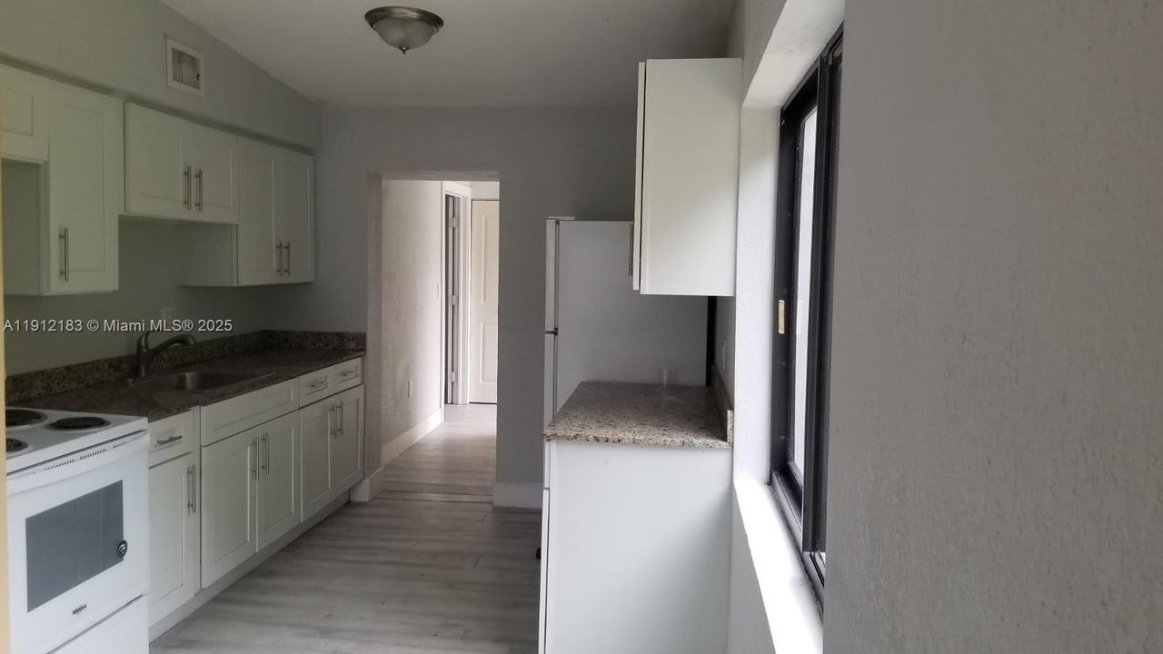 For Rent: $2,600 (3 beds, 2 baths, 937 Square Feet)