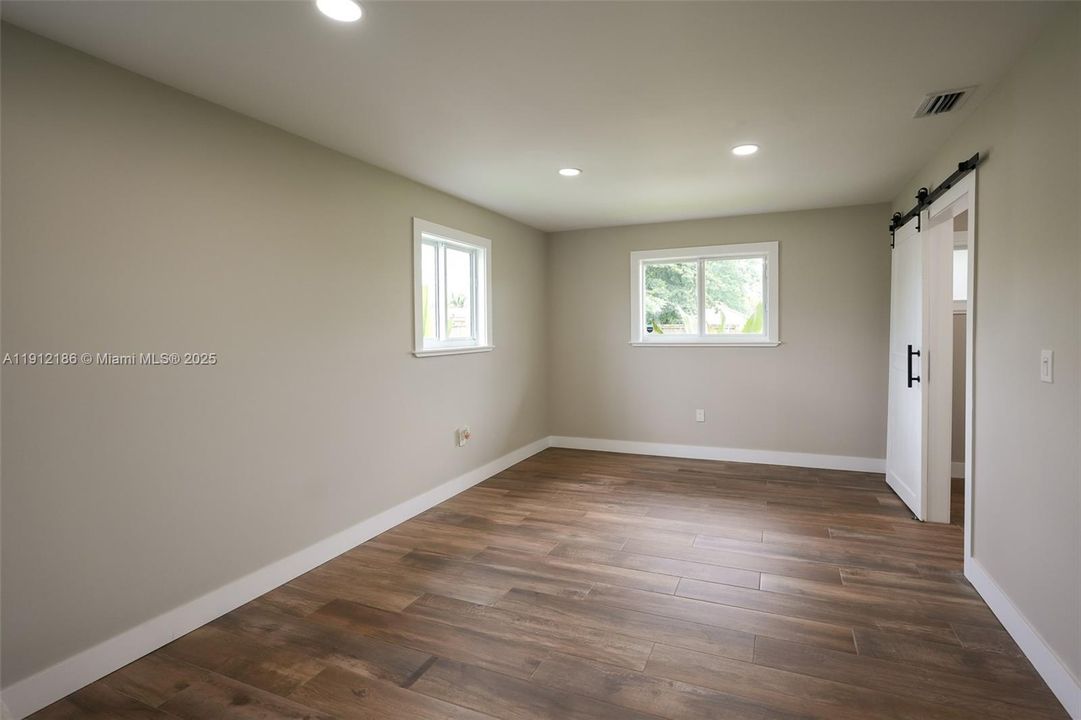 出租: $6,000 (4 贝兹, 3 浴室, 2589 平方英尺)