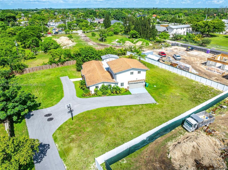 出租: $6,000 (4 贝兹, 3 浴室, 2589 平方英尺)