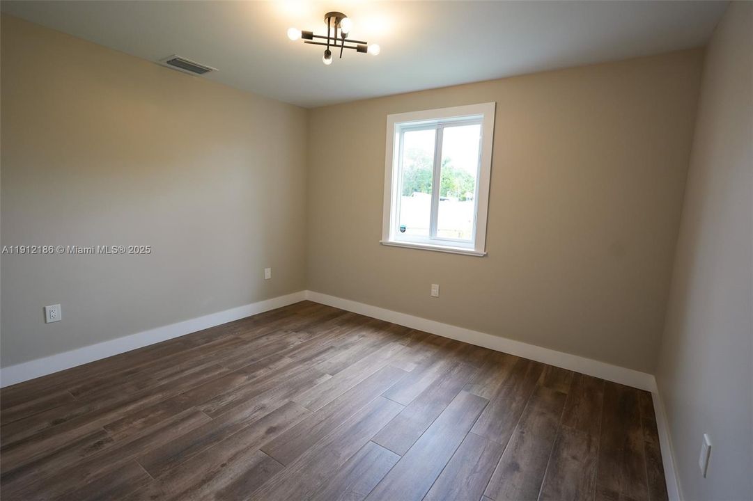 出租: $6,000 (4 贝兹, 3 浴室, 2589 平方英尺)