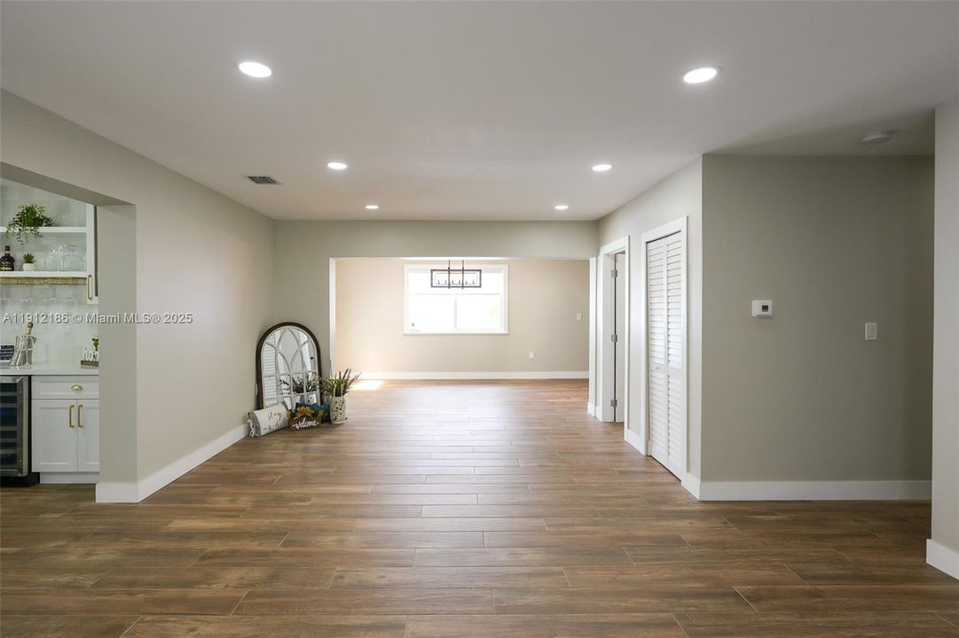 出租: $6,000 (4 贝兹, 3 浴室, 2589 平方英尺)