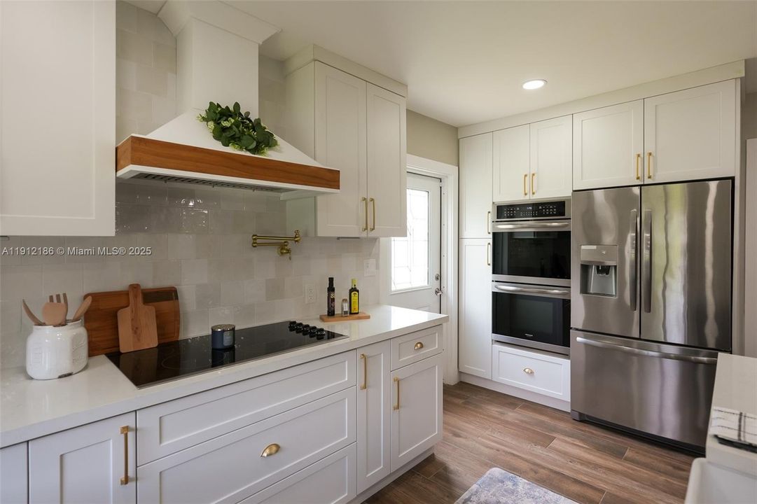 出租: $6,000 (4 贝兹, 3 浴室, 2589 平方英尺)