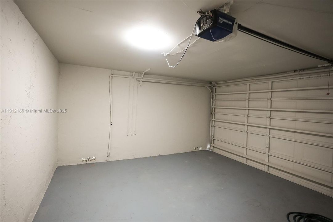 出租: $6,000 (4 贝兹, 3 浴室, 2589 平方英尺)