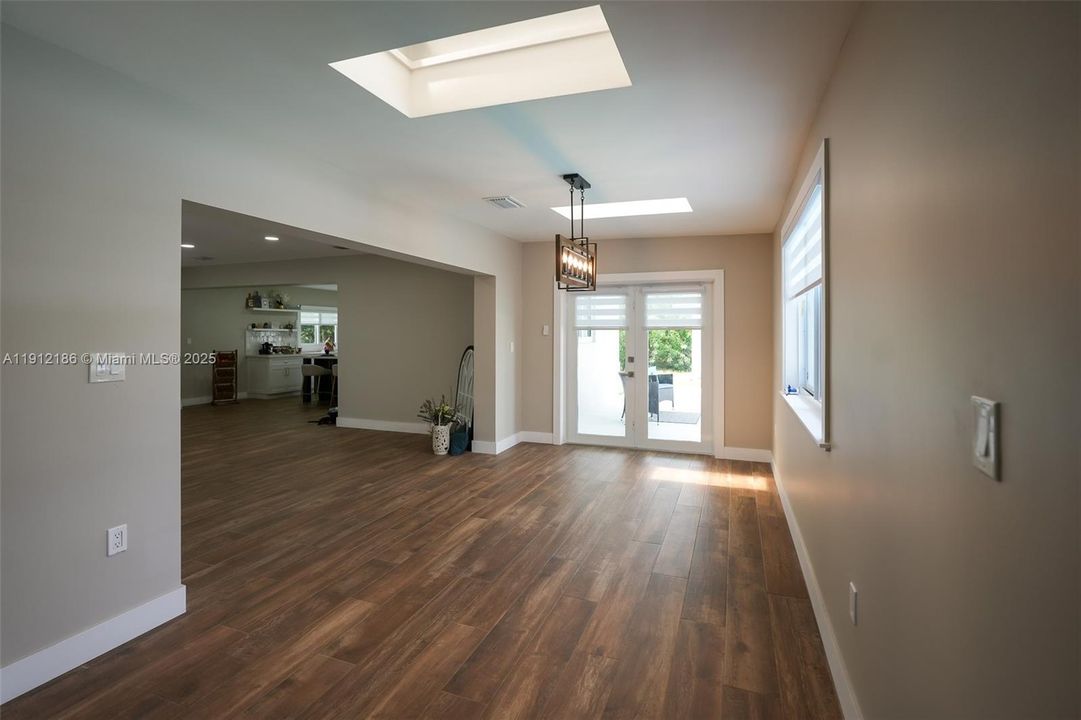 出租: $6,000 (4 贝兹, 3 浴室, 2589 平方英尺)