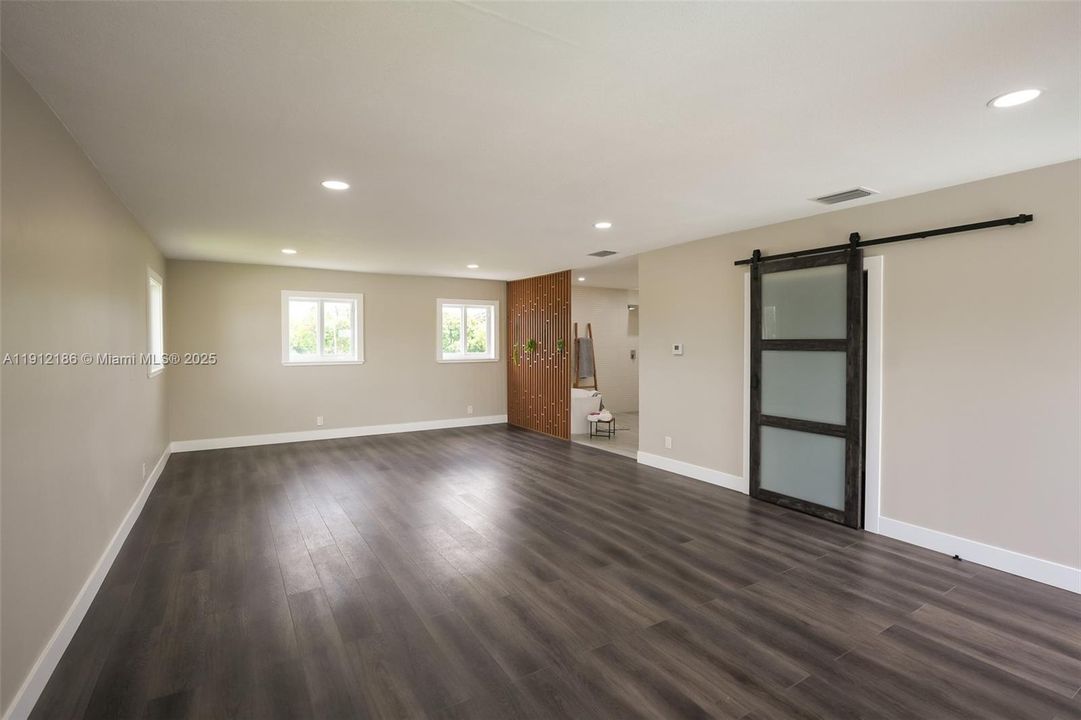 出租: $6,000 (4 贝兹, 3 浴室, 2589 平方英尺)