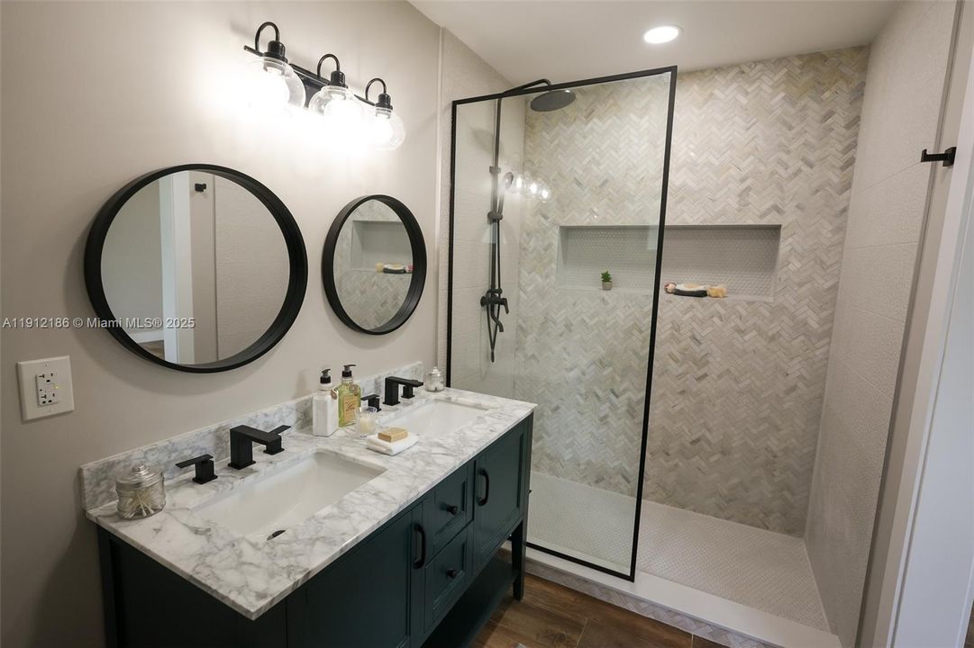 出租: $6,000 (4 贝兹, 3 浴室, 2589 平方英尺)