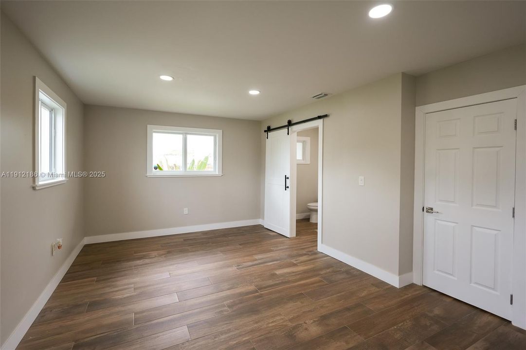 出租: $6,000 (4 贝兹, 3 浴室, 2589 平方英尺)