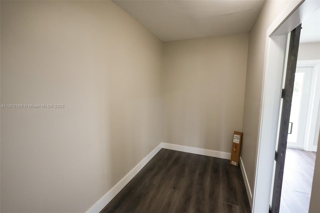 出租: $6,000 (4 贝兹, 3 浴室, 2589 平方英尺)