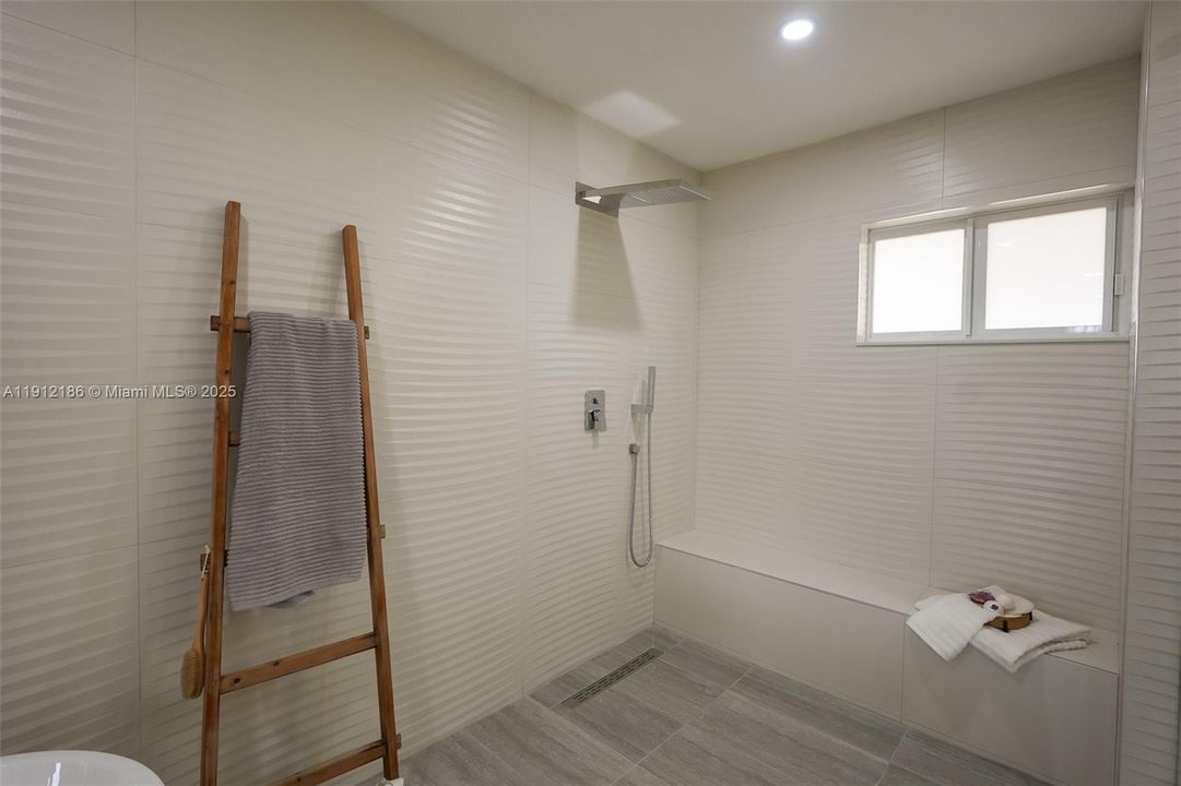 出租: $6,000 (4 贝兹, 3 浴室, 2589 平方英尺)