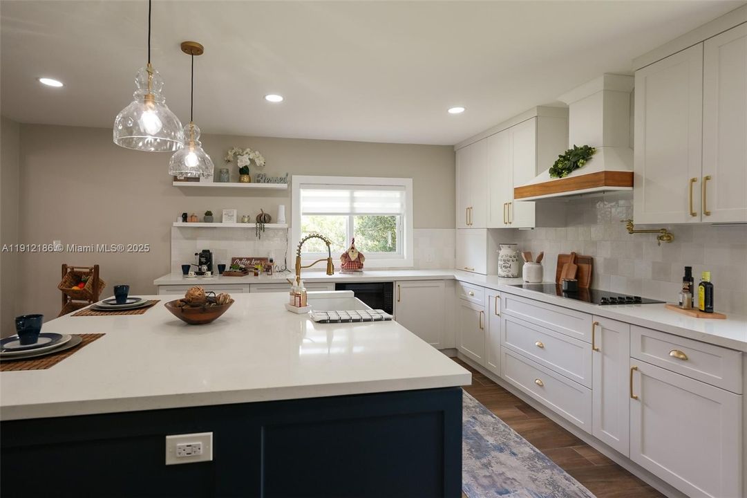 出租: $6,000 (4 贝兹, 3 浴室, 2589 平方英尺)