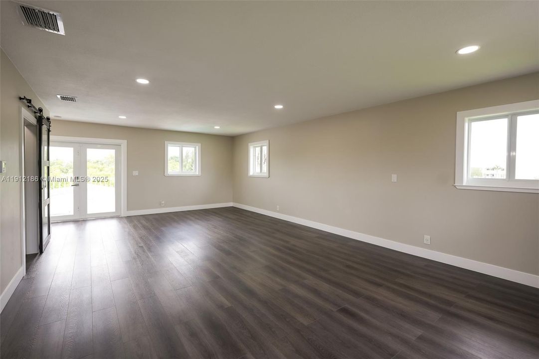 出租: $6,000 (4 贝兹, 3 浴室, 2589 平方英尺)