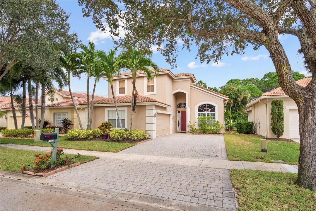 Под контрактом: $530,000 (3 спален, 2 ванн, 2174 Квадратных фут)