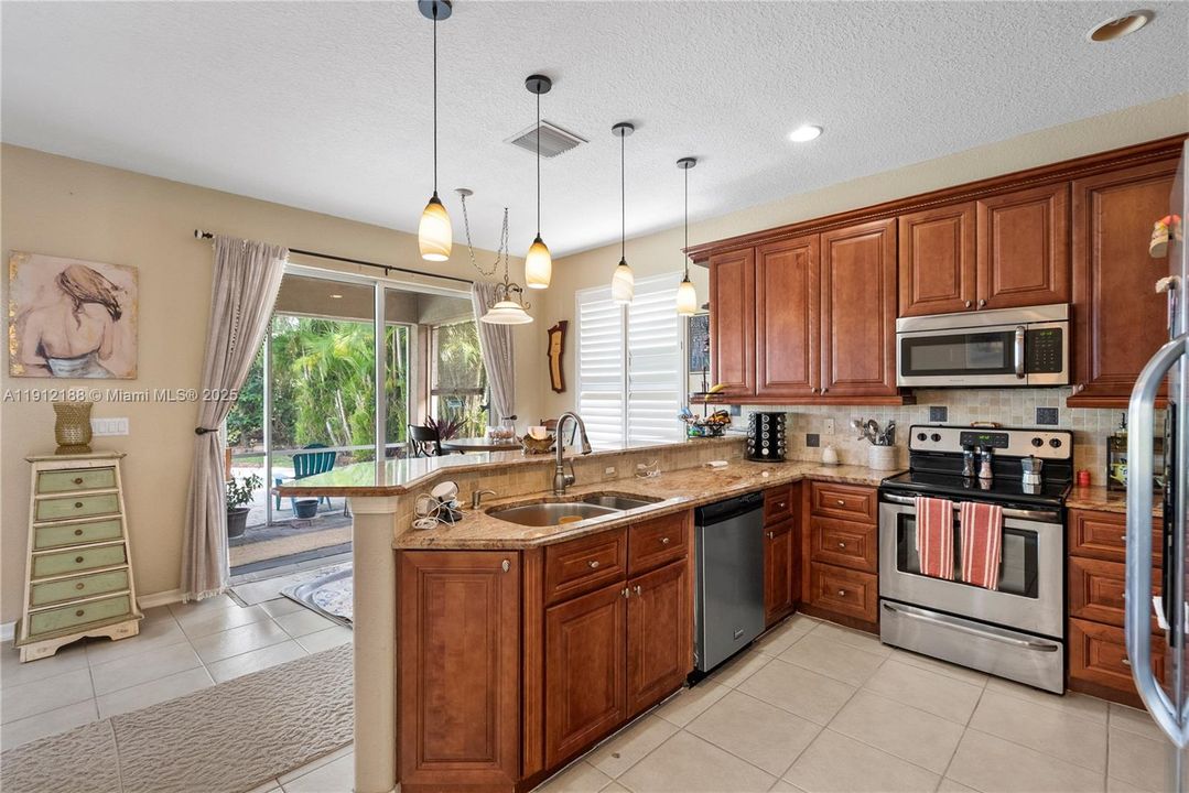 Под контрактом: $530,000 (3 спален, 2 ванн, 2174 Квадратных фут)