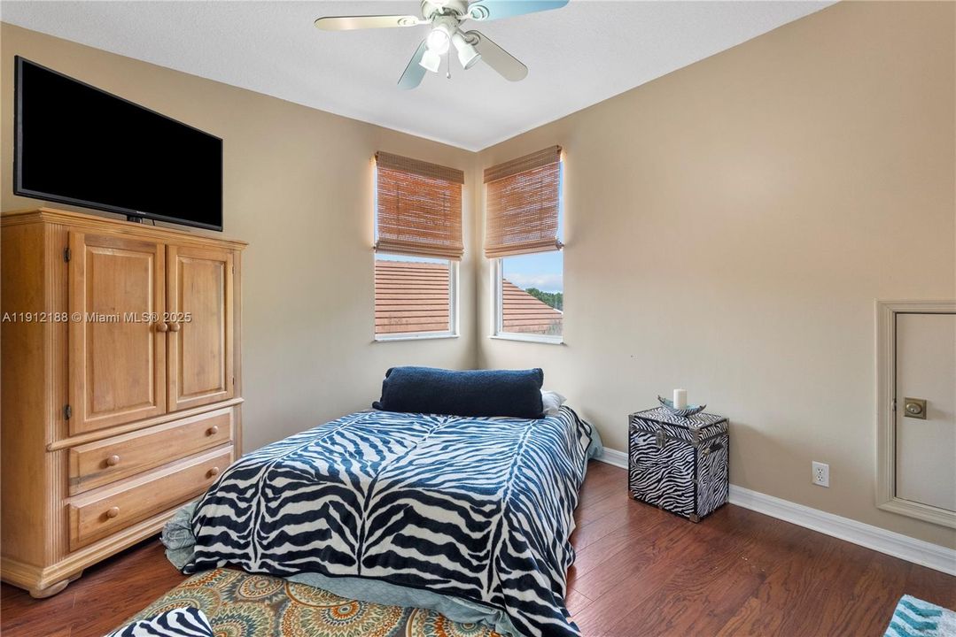 Под контрактом: $530,000 (3 спален, 2 ванн, 2174 Квадратных фут)