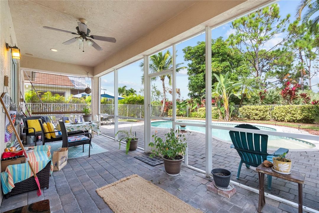 Под контрактом: $530,000 (3 спален, 2 ванн, 2174 Квадратных фут)