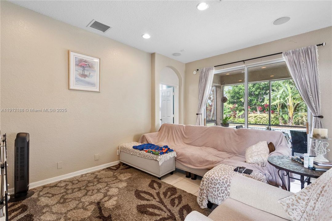 Под контрактом: $530,000 (3 спален, 2 ванн, 2174 Квадратных фут)