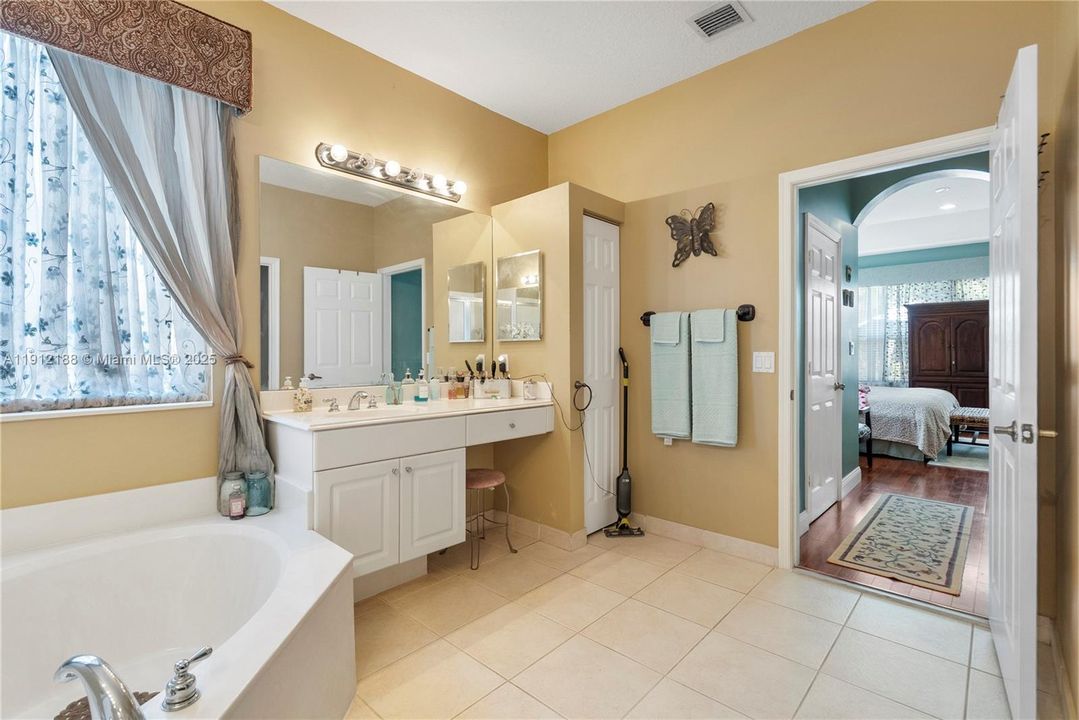 Под контрактом: $530,000 (3 спален, 2 ванн, 2174 Квадратных фут)