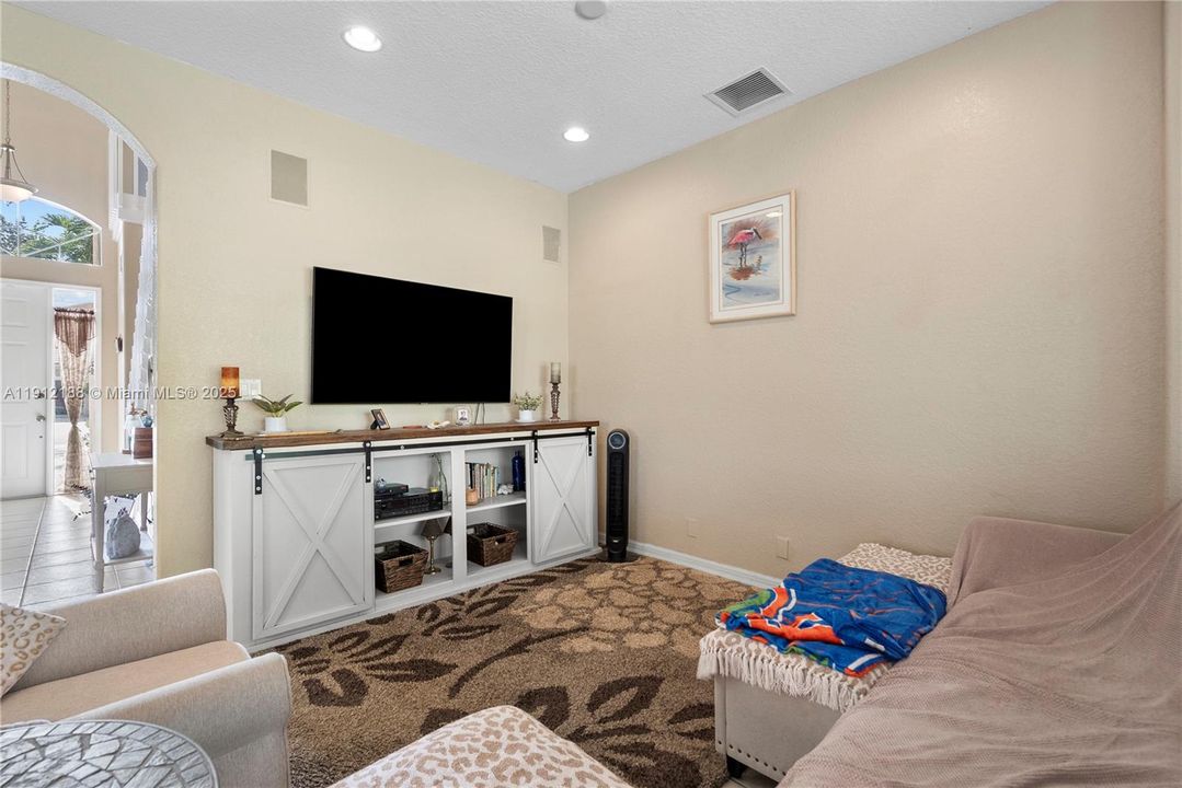 Под контрактом: $530,000 (3 спален, 2 ванн, 2174 Квадратных фут)