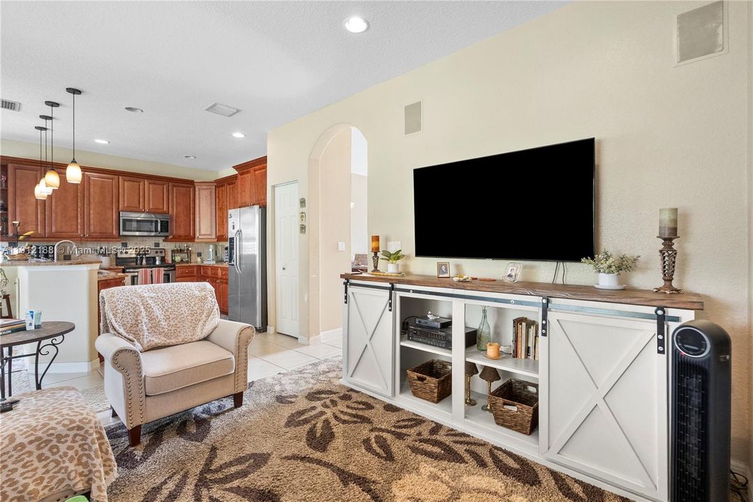 Под контрактом: $530,000 (3 спален, 2 ванн, 2174 Квадратных фут)