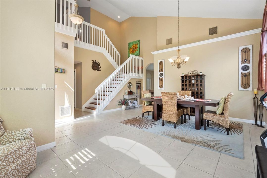 Под контрактом: $530,000 (3 спален, 2 ванн, 2174 Квадратных фут)