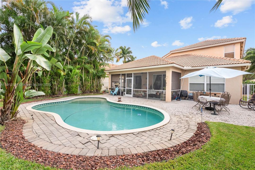 Под контрактом: $530,000 (3 спален, 2 ванн, 2174 Квадратных фут)