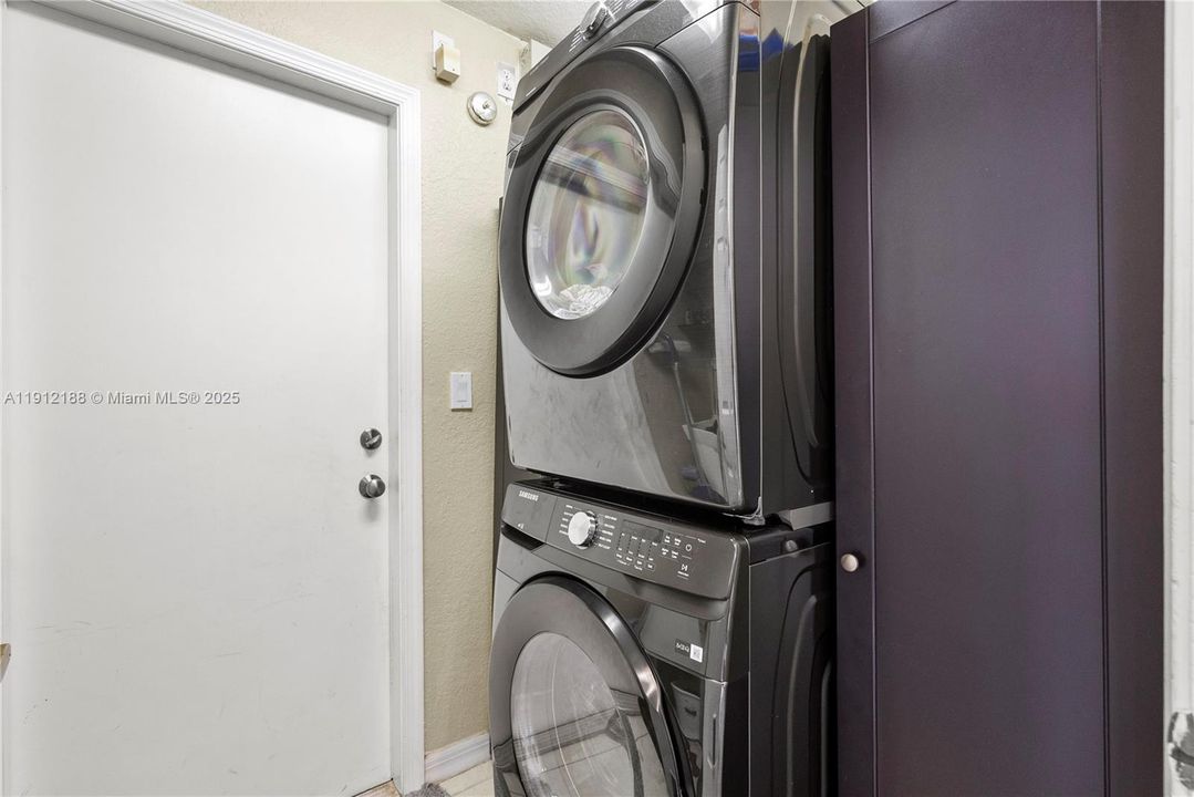 Под контрактом: $530,000 (3 спален, 2 ванн, 2174 Квадратных фут)