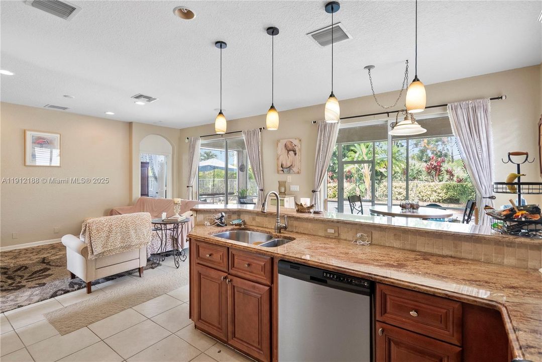 Под контрактом: $530,000 (3 спален, 2 ванн, 2174 Квадратных фут)