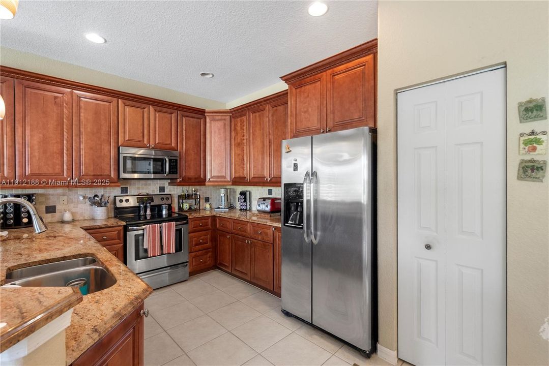 Под контрактом: $530,000 (3 спален, 2 ванн, 2174 Квадратных фут)