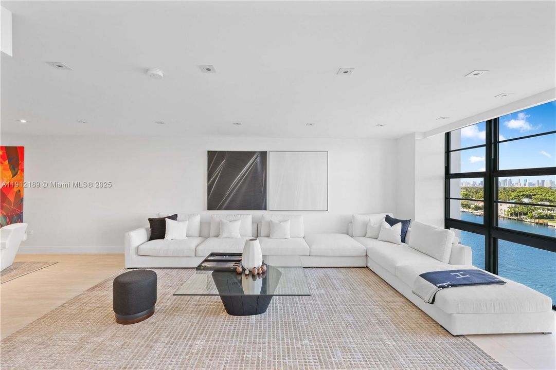 For Sale: $5,900,000 (5 beds, 6 baths, 5736 Square Feet)