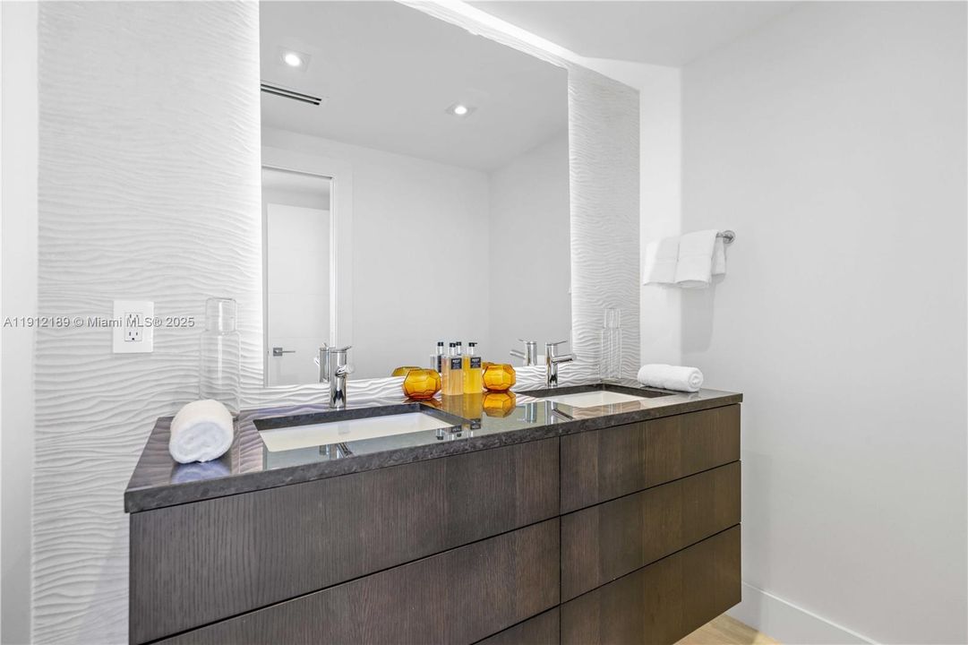 For Sale: $5,900,000 (5 beds, 6 baths, 5736 Square Feet)