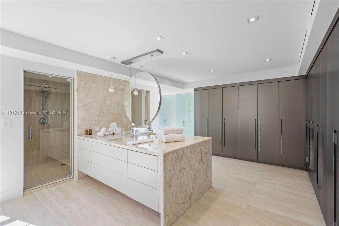 For Sale: $5,900,000 (5 beds, 6 baths, 5736 Square Feet)