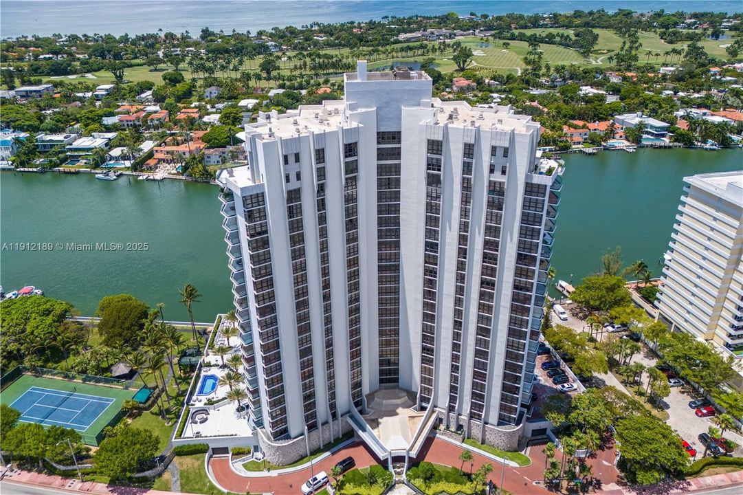 For Sale: $5,900,000 (5 beds, 6 baths, 5736 Square Feet)