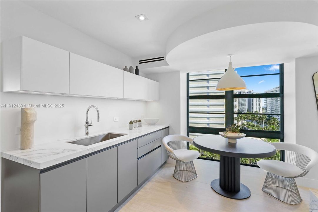 For Sale: $5,900,000 (5 beds, 6 baths, 5736 Square Feet)