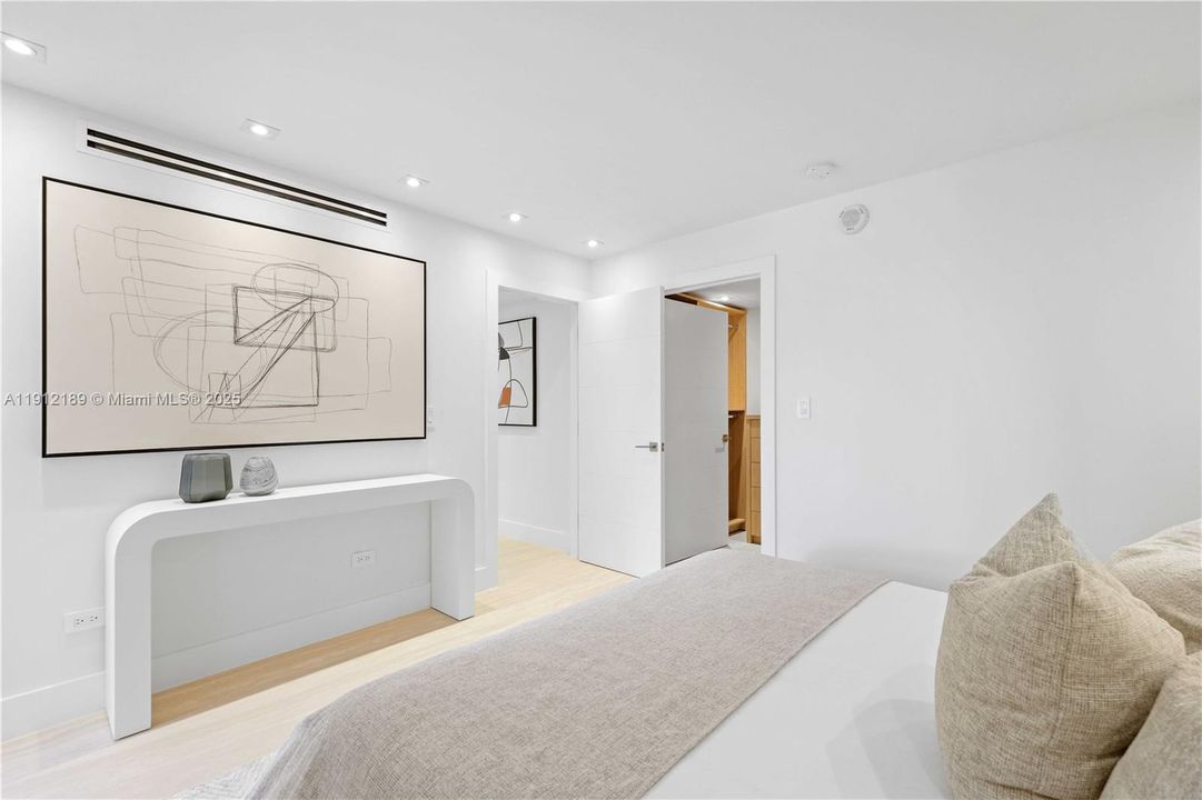 For Sale: $5,900,000 (5 beds, 6 baths, 5736 Square Feet)