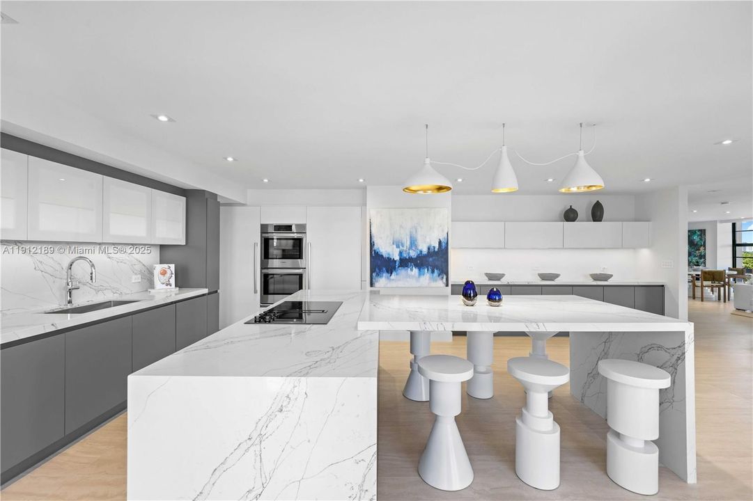 For Sale: $5,900,000 (5 beds, 6 baths, 5736 Square Feet)