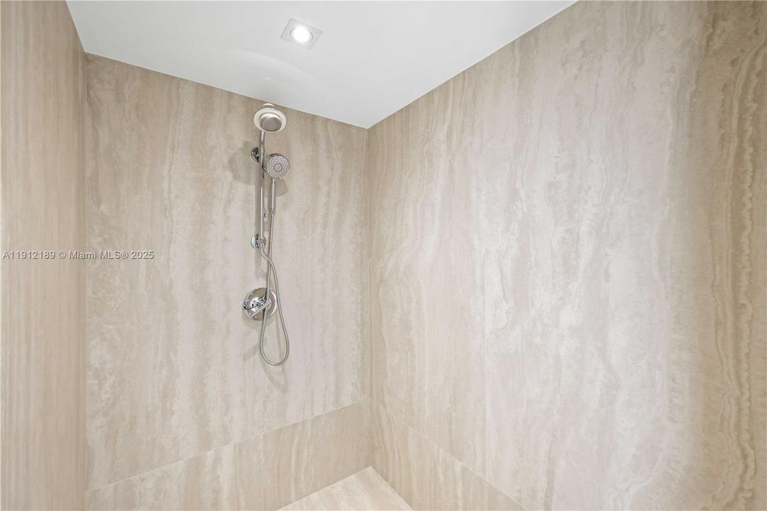 For Sale: $5,900,000 (5 beds, 6 baths, 5736 Square Feet)