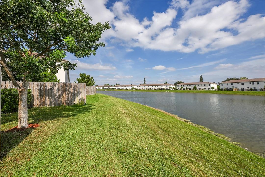 Под контрактом: $3,400 (3 спален, 2 ванн, 1695 Квадратных фут)