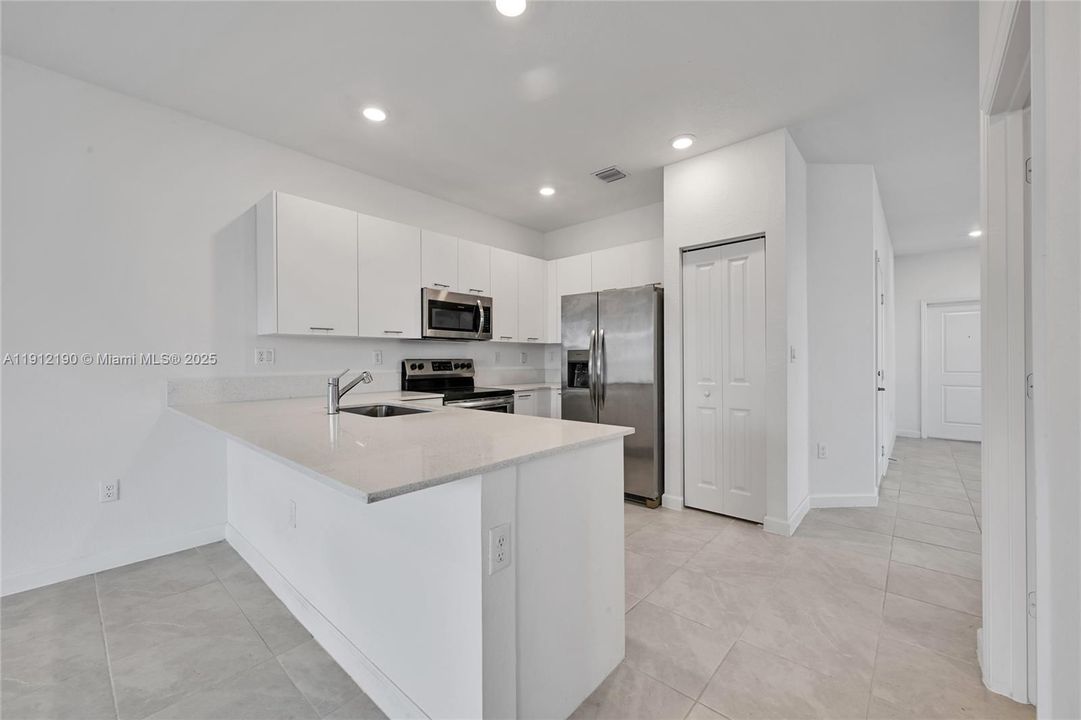 Под контрактом: $3,400 (3 спален, 2 ванн, 1695 Квадратных фут)