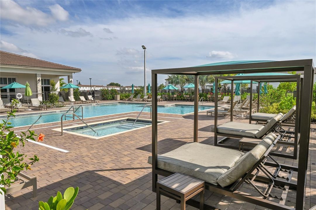 Под контрактом: $3,400 (3 спален, 2 ванн, 1695 Квадратных фут)