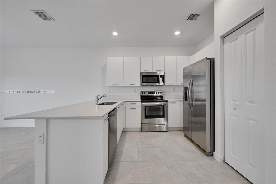 Под контрактом: $3,400 (3 спален, 2 ванн, 1695 Квадратных фут)