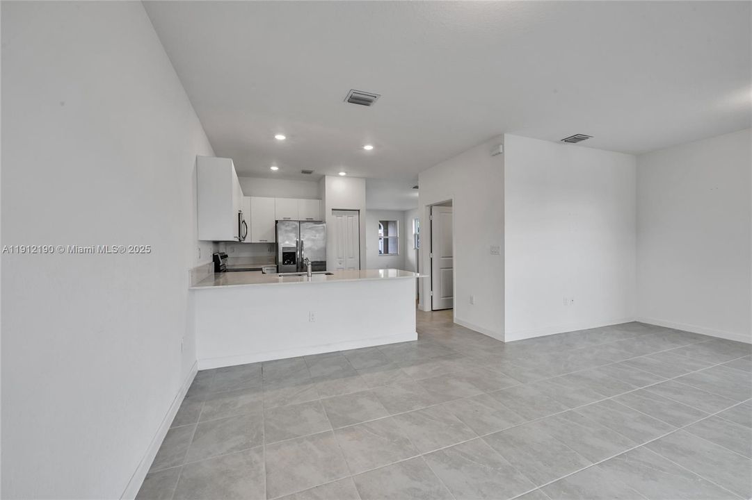 Под контрактом: $3,400 (3 спален, 2 ванн, 1695 Квадратных фут)