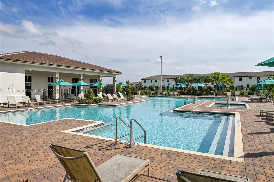 Под контрактом: $3,400 (3 спален, 2 ванн, 1695 Квадратных фут)