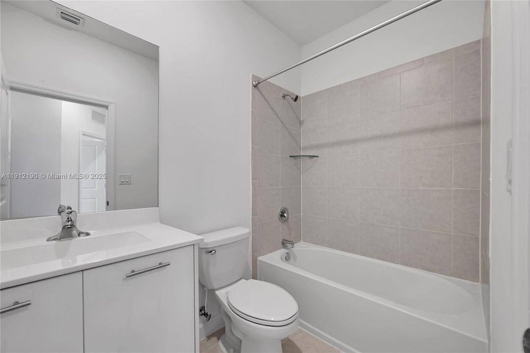 Под контрактом: $3,400 (3 спален, 2 ванн, 1695 Квадратных фут)