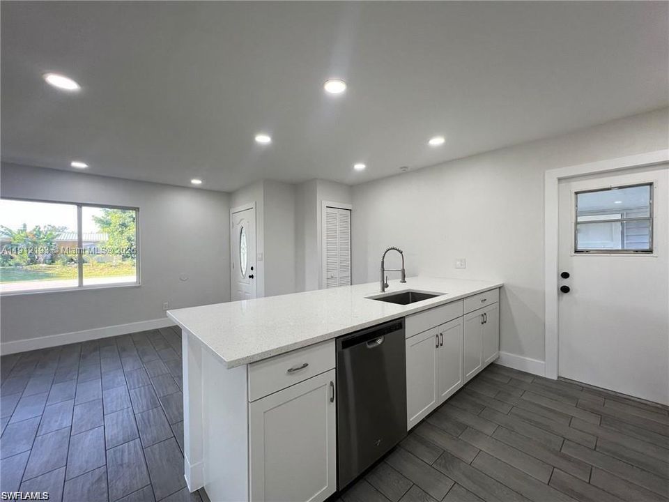 待售: $229,000 (2 贝兹, 2 浴室, 895 平方英尺)