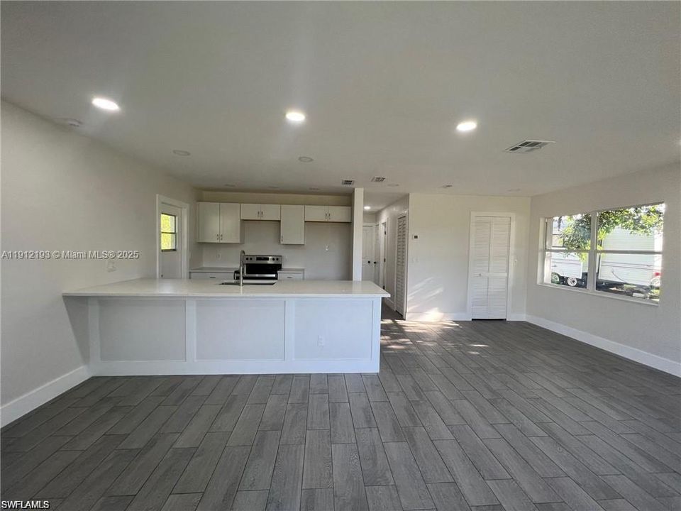 待售: $229,000 (2 贝兹, 2 浴室, 895 平方英尺)