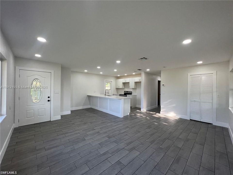 待售: $229,000 (2 贝兹, 2 浴室, 895 平方英尺)