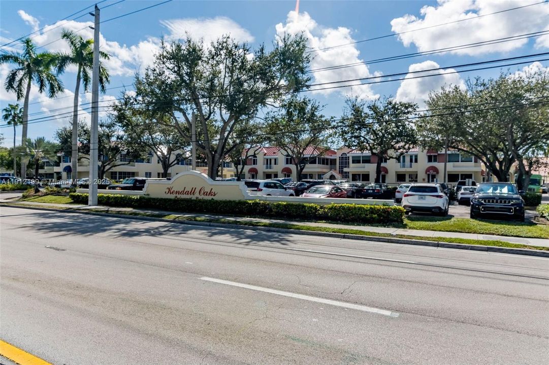 Kendall Oaks Office Complex that fronts Kendall Drive.  Close to Expressway and Turnpike.  Walk to restaurants