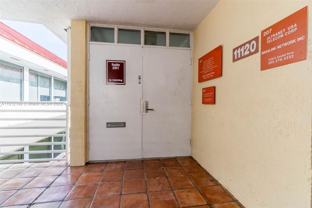 Front door entry - Stairs or elevator